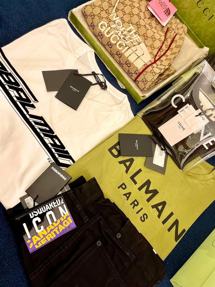 Nổi bật trong loạt quà tặng phải kể đến là đôi dép của Gucci có giá 24 triệu đồng, chiếc quần short của The North Face x Gucci có giá hơn 27 triệu đồng,...