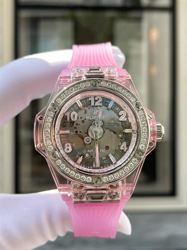 Theo tìm hiểu, giá bán của sản phẩm này là 69.000 (hơn 1,5 tỷ đồng). Được biết món quà xa xỉ này chỉ sản xuất khoảng 200 chiếc.