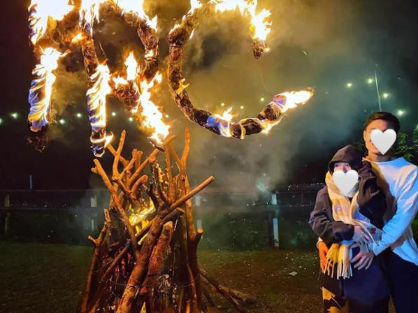 Trước đó, từ một bức ảnh chụp cùng gia đình có sự xuất hiện của cả Nhuệ Giang và Xuân Trường, sự tăng cân rõ rệt của Nhuệ Giang khiến cô rơi vào đồn đoán mang thai em bé đầu lòng.