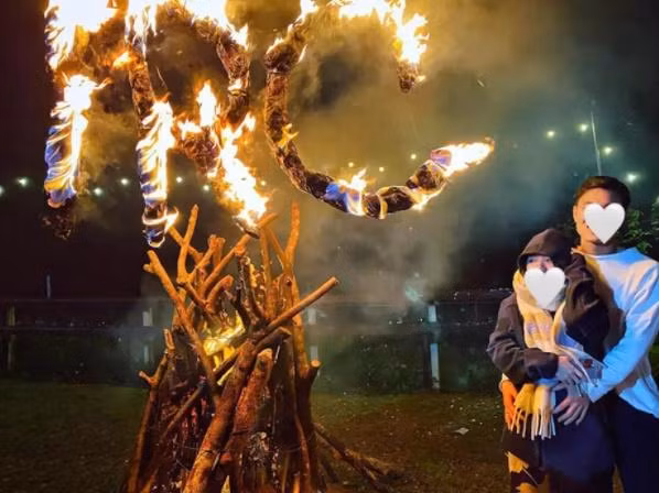 Trước đó, từ một bức ảnh chụp cùng gia đình có sự xuất hiện của cả Nhuệ Giang và Xuân Trường, sự tăng cân rõ rệt của Nhuệ Giang khiến cô rơi vào đồn đoán mang thai em bé đầu lòng.