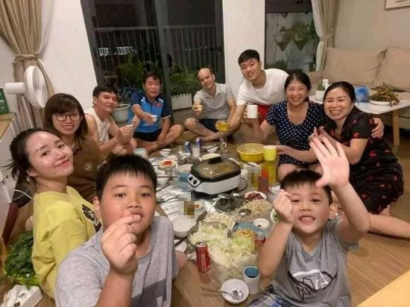 Khoảnh khắc mới mẻ này ghi lại bà xã Xuân Trường "show" cận gương mặt không chút khuyết điềm giữa tin đồn đang mang thai.