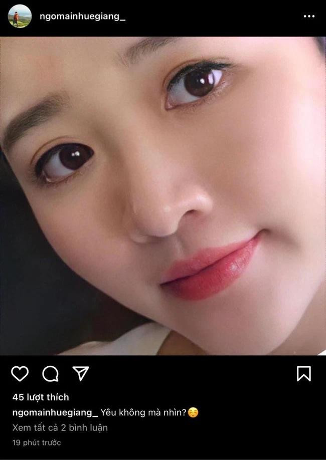 Mới đây, vợ Xuân Trường - Nhuệ Giang gây chú ý khi hào hứng chia sẻ bức ảnh về bản thân trên Instagram. Cô viết: "Yêu không mà nhìn?".