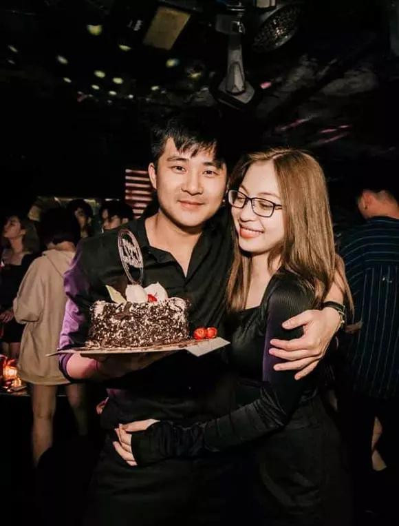 Người đầu tiên làm netizen đặt nghi vấn đang hẹn hò với Nhật Lê là Harry Hưng (đến từ Bắc Ninh), là chủ một điểm kinh doanh về du lịch. Đặc biệt, dịp Tết Nguyên đán 2020, anh chàng này còn để một hashtag riêng #Lu (nickname của Nhật Lê) cũng như tranh thủ về thăm nhà nàng.