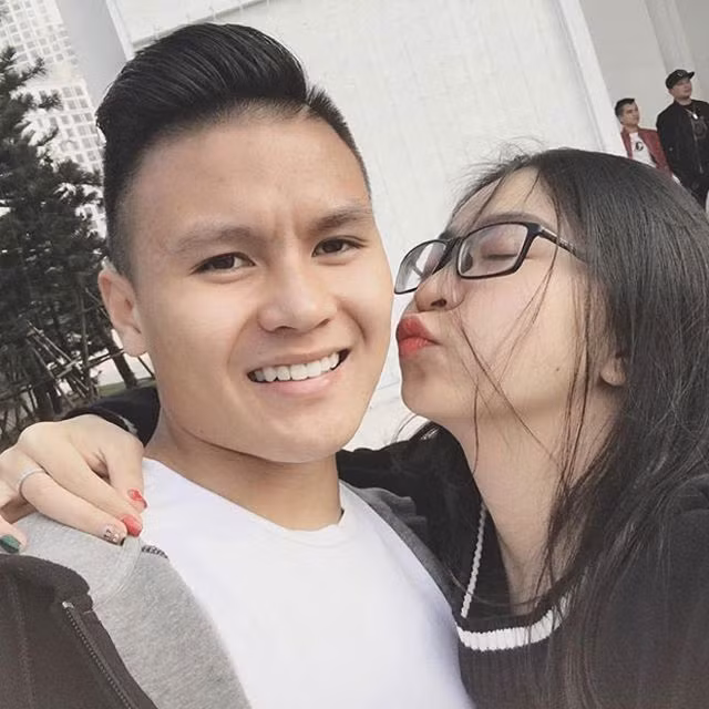 Cũng từ thời điểm chia tay chàng cầu thủ, Nhật Lê bắt đầu vướng tin đồn hẹn hò với nhiều chàng trai.