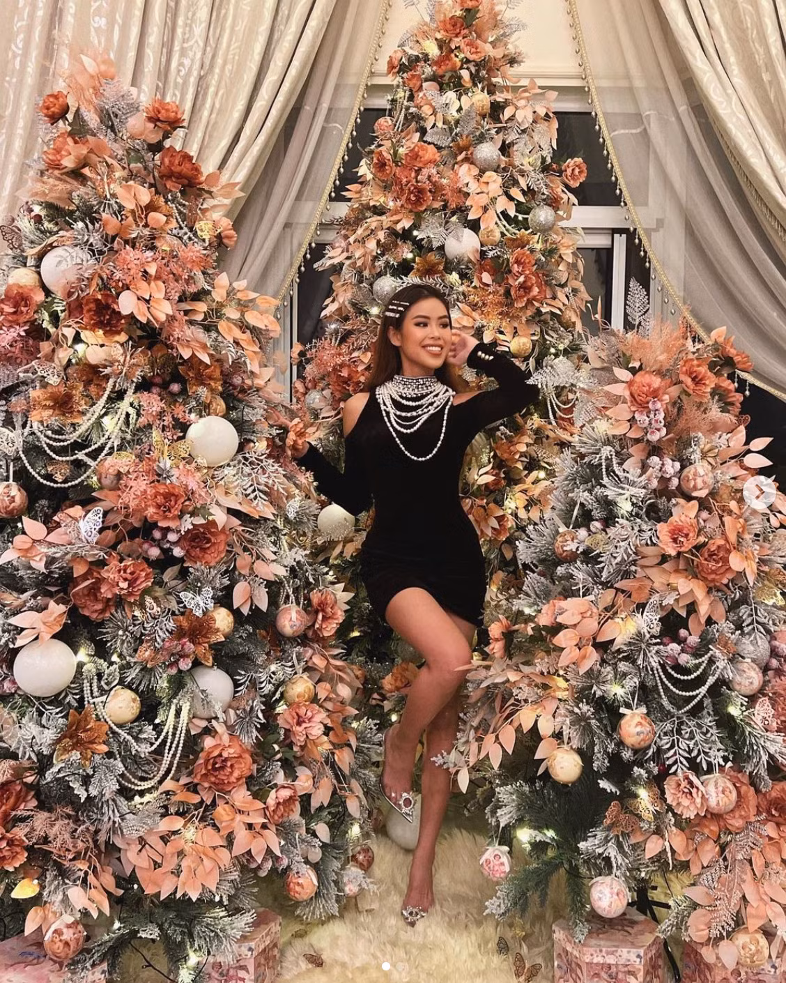 Kết hợp trang phục đơn giản nhất, không cầu kỳ như mọi lần, nhưng khí chất và nhan sắc của nàng rich kid vẫn tiếp tục khiến người ta phải trầm trồ.