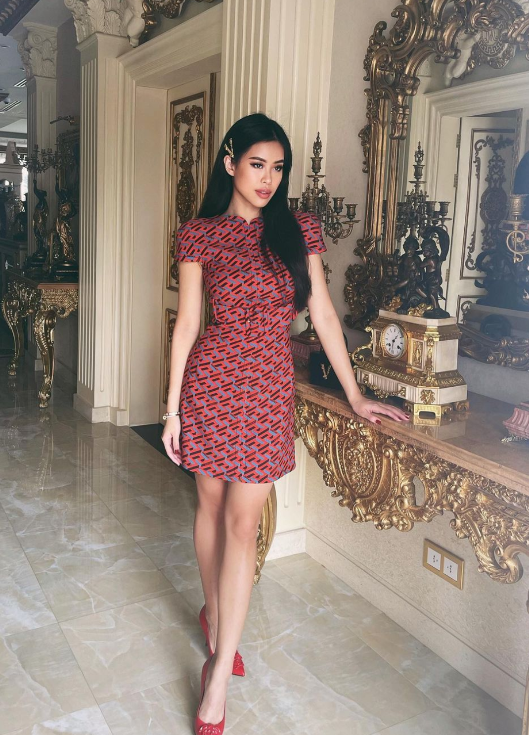 Từ mái tóc nâu hạt dẻ, Tiên Nguyễn đã quyết định quay trở lại với mái tóc đen tuyền truyền thống.