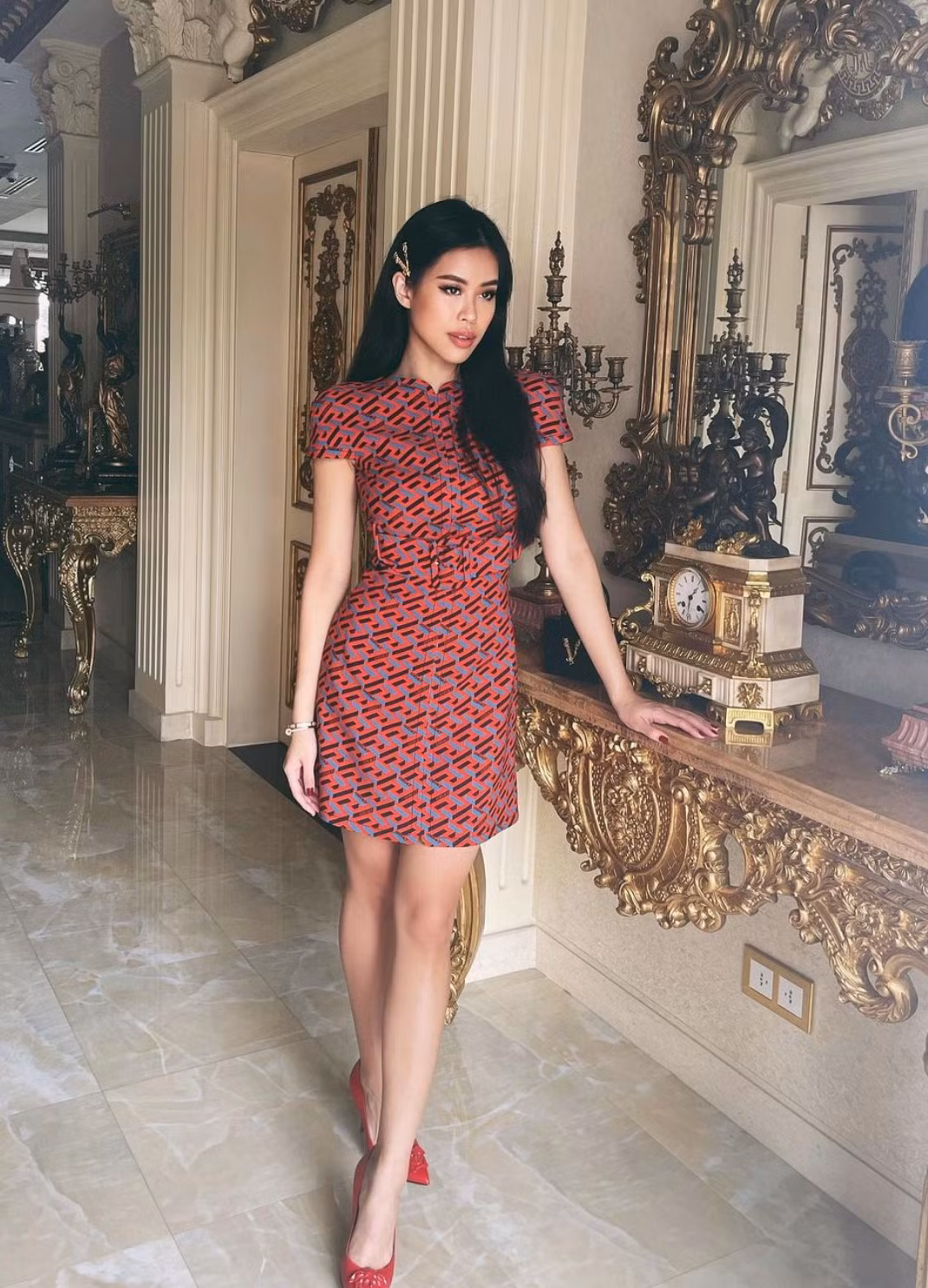 Từ mái tóc nâu hạt dẻ, Tiên Nguyễn đã quyết định quay trở lại với mái tóc đen tuyền truyền thống.