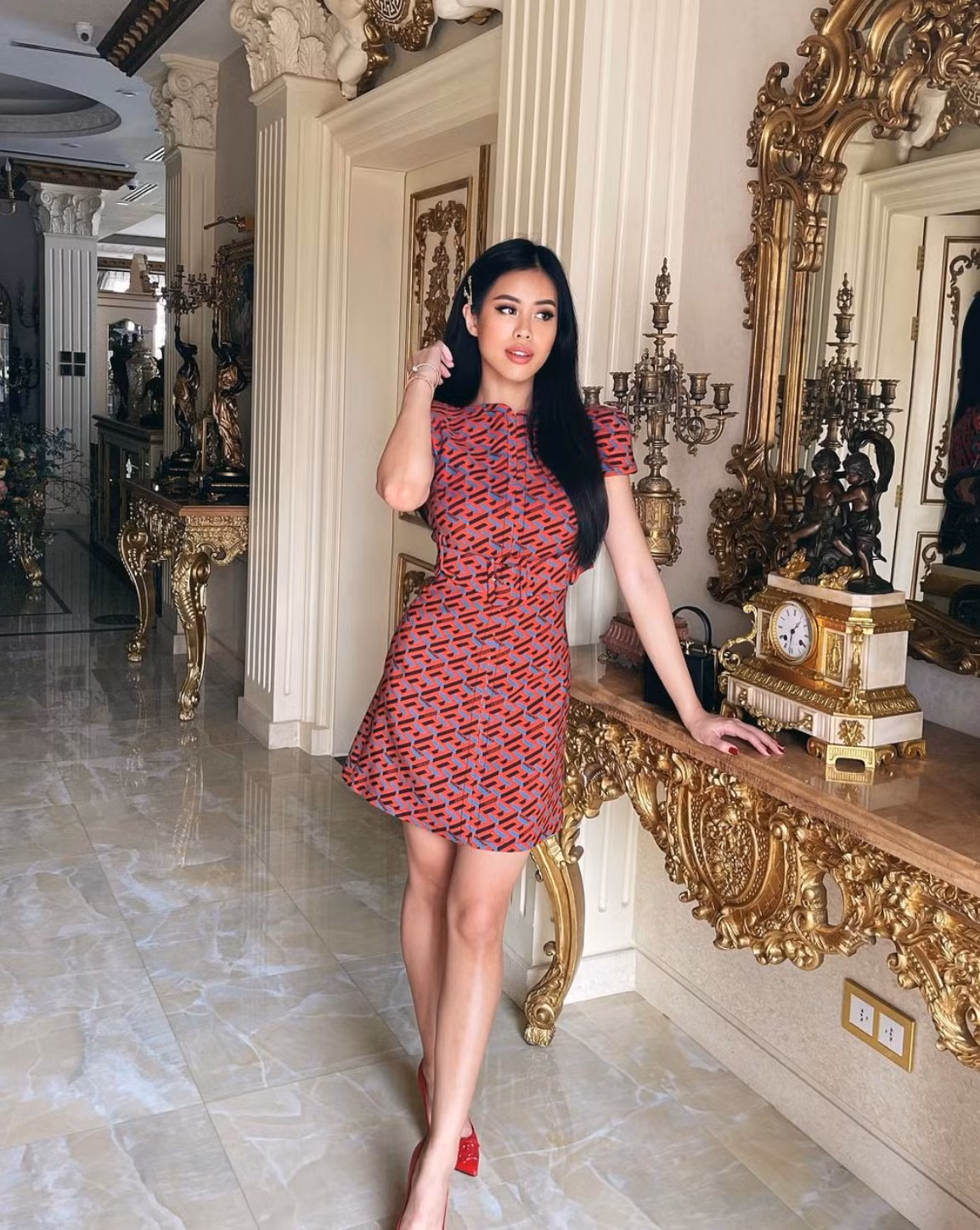 Tuy nhiên, điều làm nhiều người chú ý nhất chính là sự thay đổi mái tóc của nữ rich kid. "Back to black" (Quay trở lại với màu đen thôi), nàng rich kid viết.