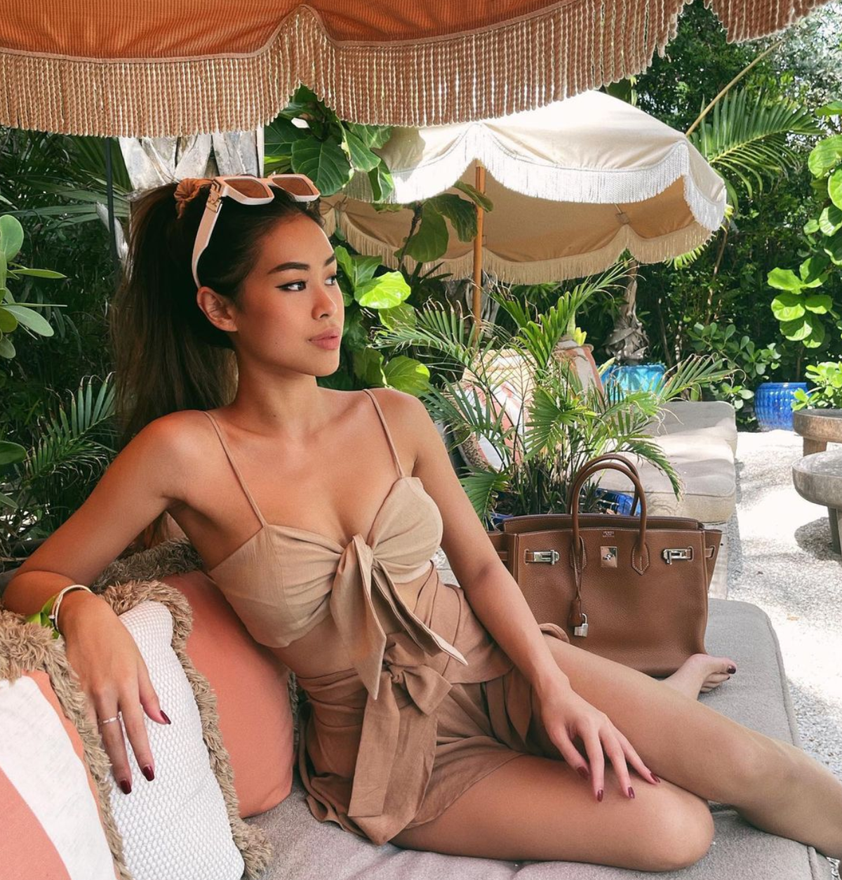 Ăn mặc không mấy cầu kỳ nhưng đường cong của Tiên Nguyễn được cư dân mạng nhận xét là "nét như đường đua". Đồng thời thần thái của đệ nhất rich kid vẫn không thể chê vào đâu được. Ảnh: IGNV