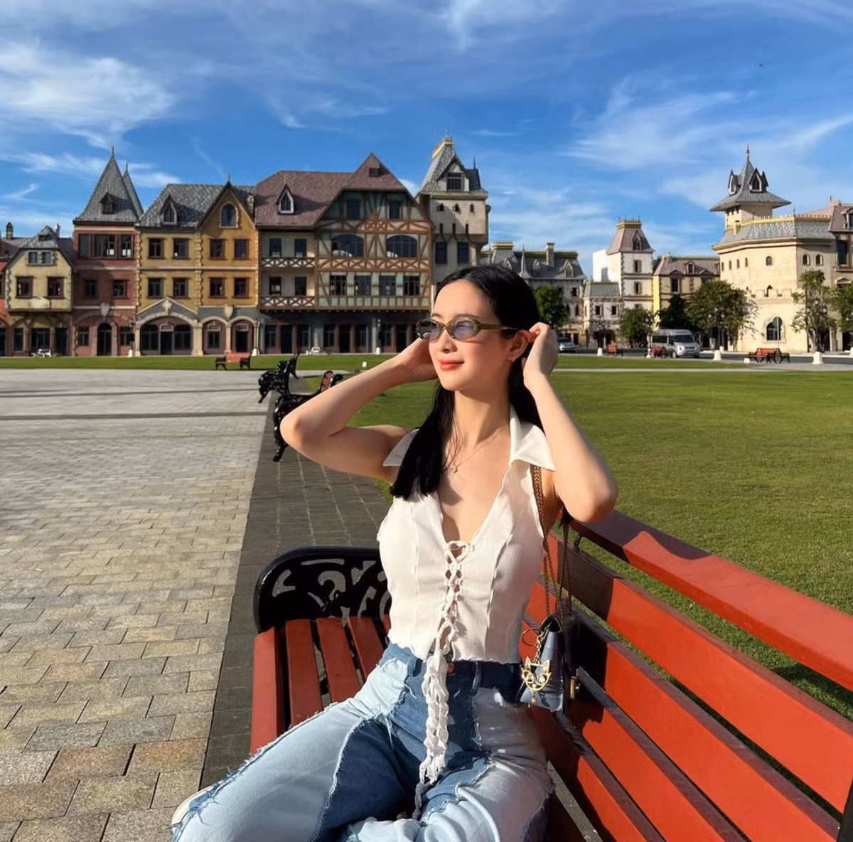 Không chỉ được biết đến là một nghệ sĩ trẻ đa năng, nhiều triển vọng Jun Vũ còn sở hữu một ngoại hình xinh đẹp, gợi cảm.