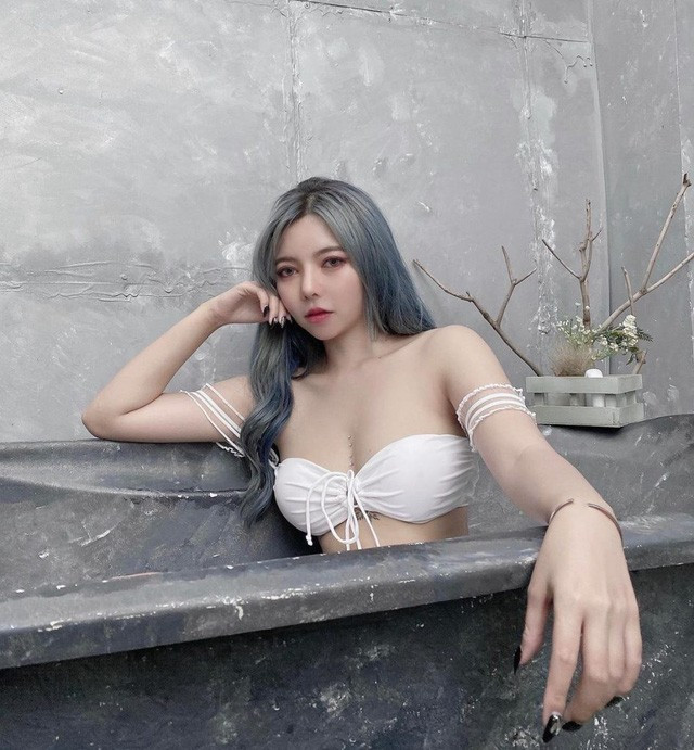 Đây có thể coi là món quà xa xỉ bởi không phải ai cũng có điều kiện và chịu chơi để sở hữu đôi giày hàng hiệu đắt đỏ như vậy.