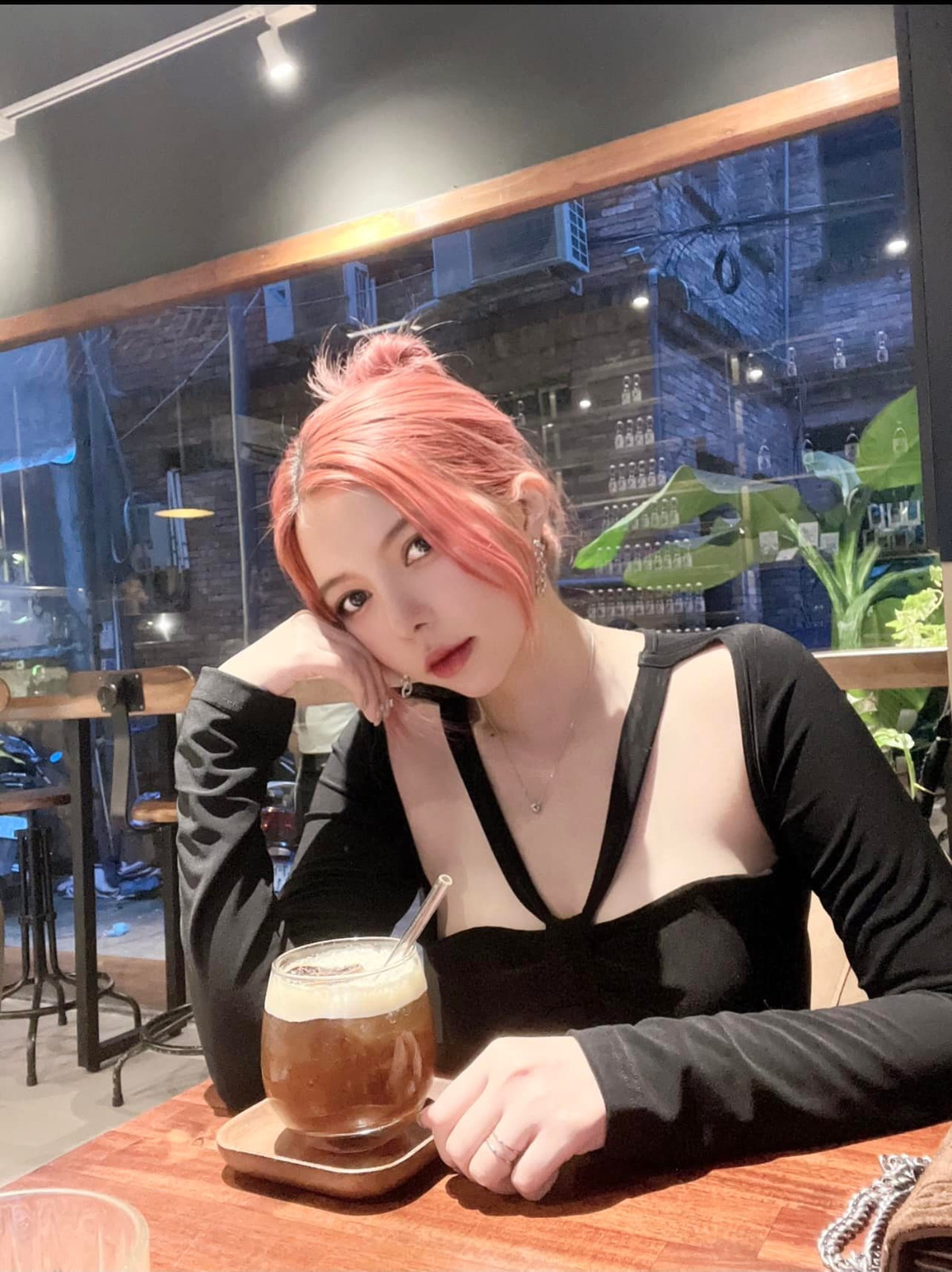 Từ khi công khai có người yêu đại gia, Ohsusu liên tục "phát cẩu lương" lên trang cá nhân qua những món quà đắt đỏ được "người ấy" tặng.