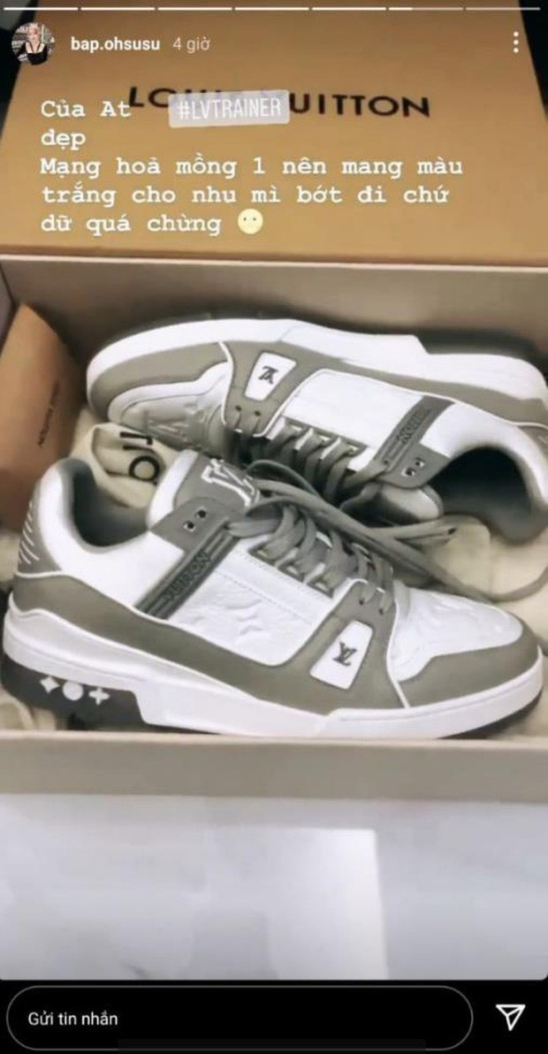Một trong những món quà đắt đỏ mà nữ streamer nóng bỏng nhận được từ bạn trai dịp năm mới là đôi giày hiệu Louis Vuitton Trainer Sneaker phiên bản màu trắng - xám. Trên trang cá nhân, Ohsusu chia sẻ kèm dòng trạng thái: "Mạng hỏa mùng 1 nên mang màu trắng cho nhu mì bớt đi chứ dữ quá chừng".