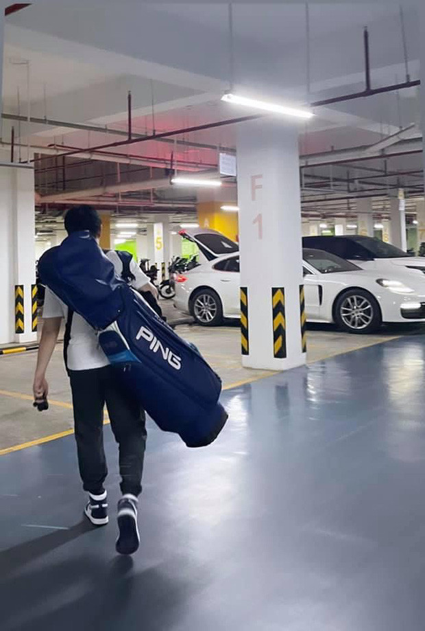 Từ chiếc túi, đôi giày hàng hiệu mà anh chàng này sở hữu đã đủ thể hiện độ giàu của bạn trai Ohsusu.