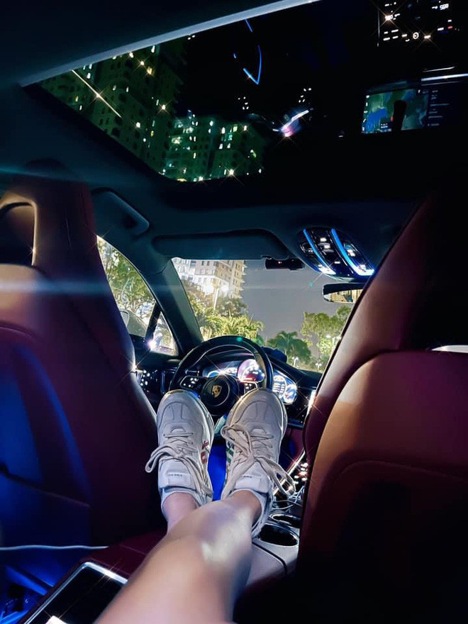 Ohsusu từng khoe khéo nội thất siêu xịn xò bên trong chiếc xe sang mà bạn trai cô sở hữu.