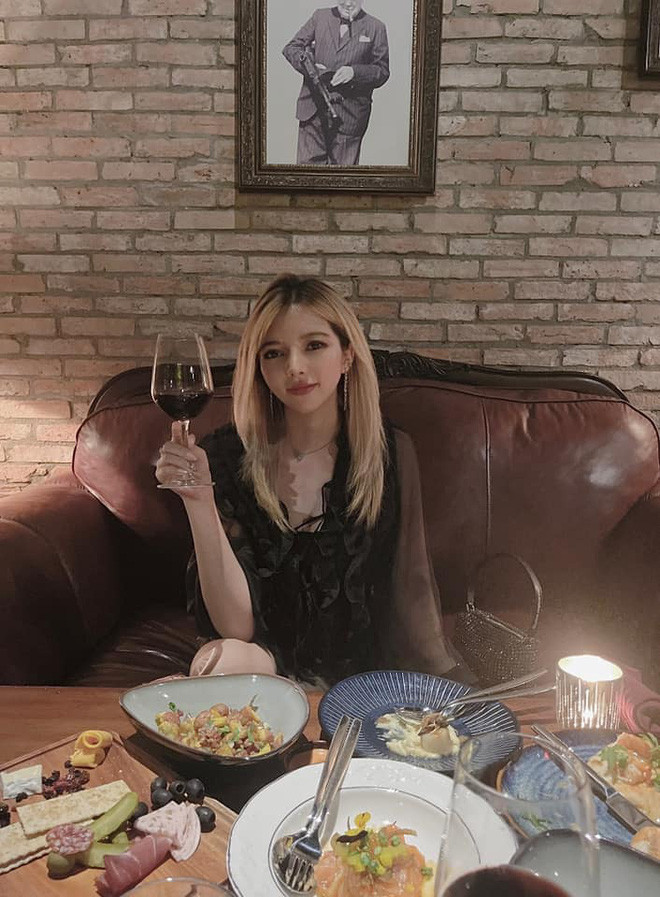 Nữ streamer nóng bỏng này trước đó gây chú ý khi liên tục đăng tải những bức ảnh đi ăn, đi chơi và check-in tại những địa điểm sang chảnh.