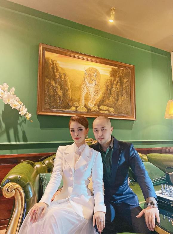 Thành công trên con đường kinh doanh, cô nàng thỏa mãn đam mê mua sắm và khiến nhiều người trầm trồ với loạt giày dép, túi xách đắt đỏ.