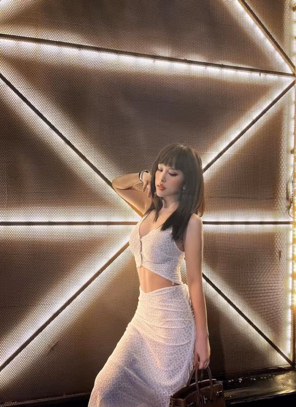 Trong ảnh, chị dâu Bảo Thy diện bộ váy trắng ôm sát cơ thể khoe vòng eo con kiến.