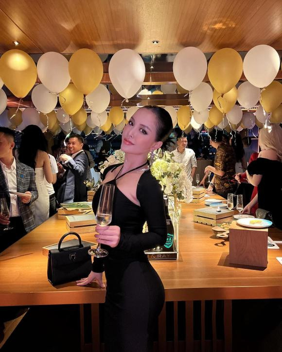 Nếu anh trai Bảo Thy hiện kinh doanh trong lĩnh vực bất động sản thì Trang Pilla lại có một thương hiệu mỹ phẩm của riêng mình.