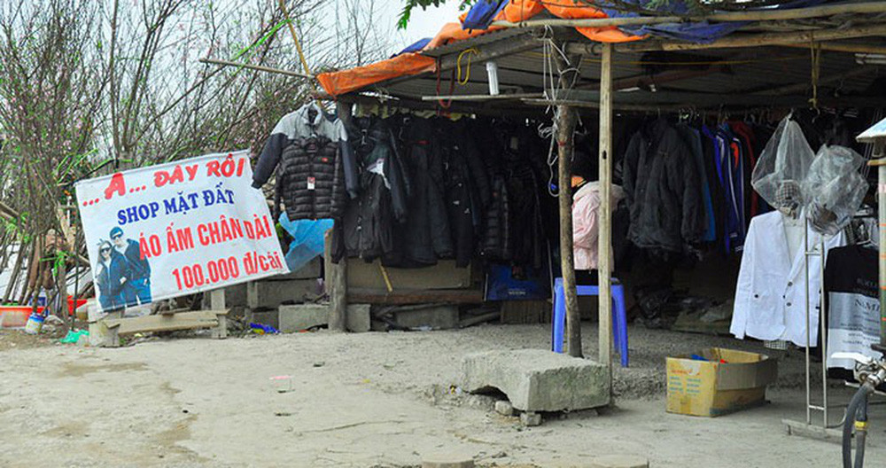 Cửa hàng quần áo dựng tạm trên đường có cái tên không lẫn đi đâu được. Cái tên "áo ấm chân dài" hẳn là có sức hút với những khách hàng nam giới.