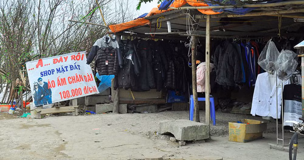 Cửa hàng quần áo dựng tạm trên đường có cái tên không lẫn đi đâu được. Cái tên "áo ấm chân dài" hẳn là có sức hút với những khách hàng nam giới.