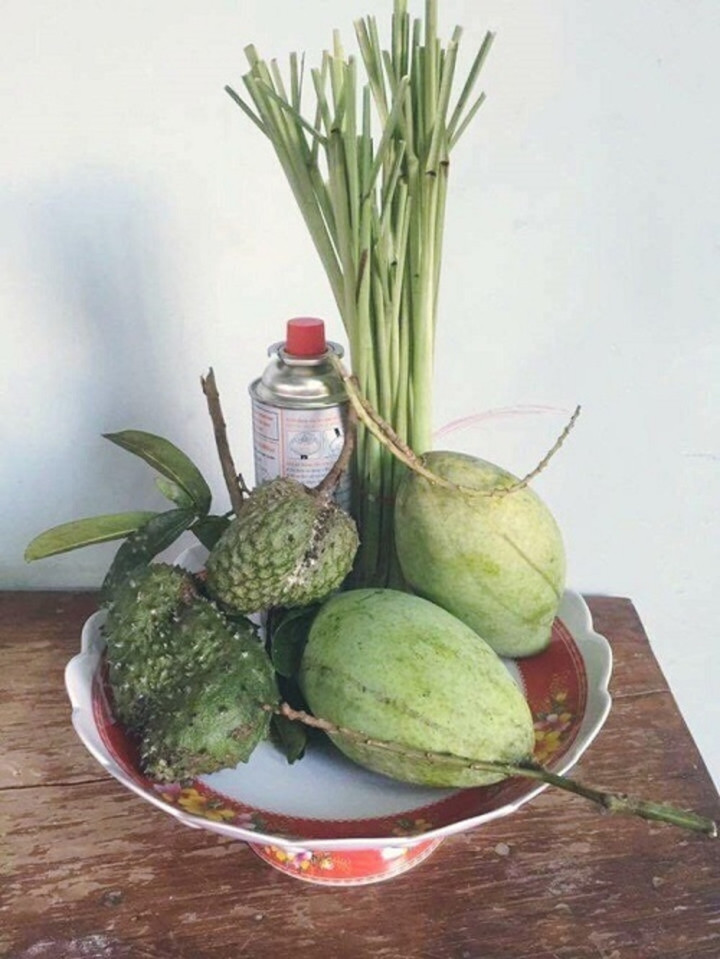 Không chỉ ngoài đường, trong mỗi gia đình thời điểm này cũng không khó bắt gặp những khoảnh khắc hài hước không kém. Điển hình như mâm ngũ quả này là minh chứng cho câu "có gì dùng nấy".