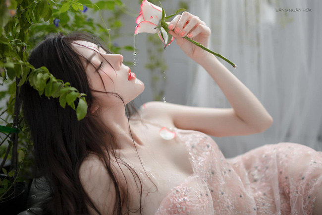 Trước đây, "búp bê sống" Lilly Luta gây ấn tượng bởi gương mặt bầu bĩnh, dễ thương, gu thời trang kẹo ngọt. Sau đó, cô nàng có bước "lột xác" ngoạn mục về nhan sắc nhờ phẫu thuật thẩm mỹ.