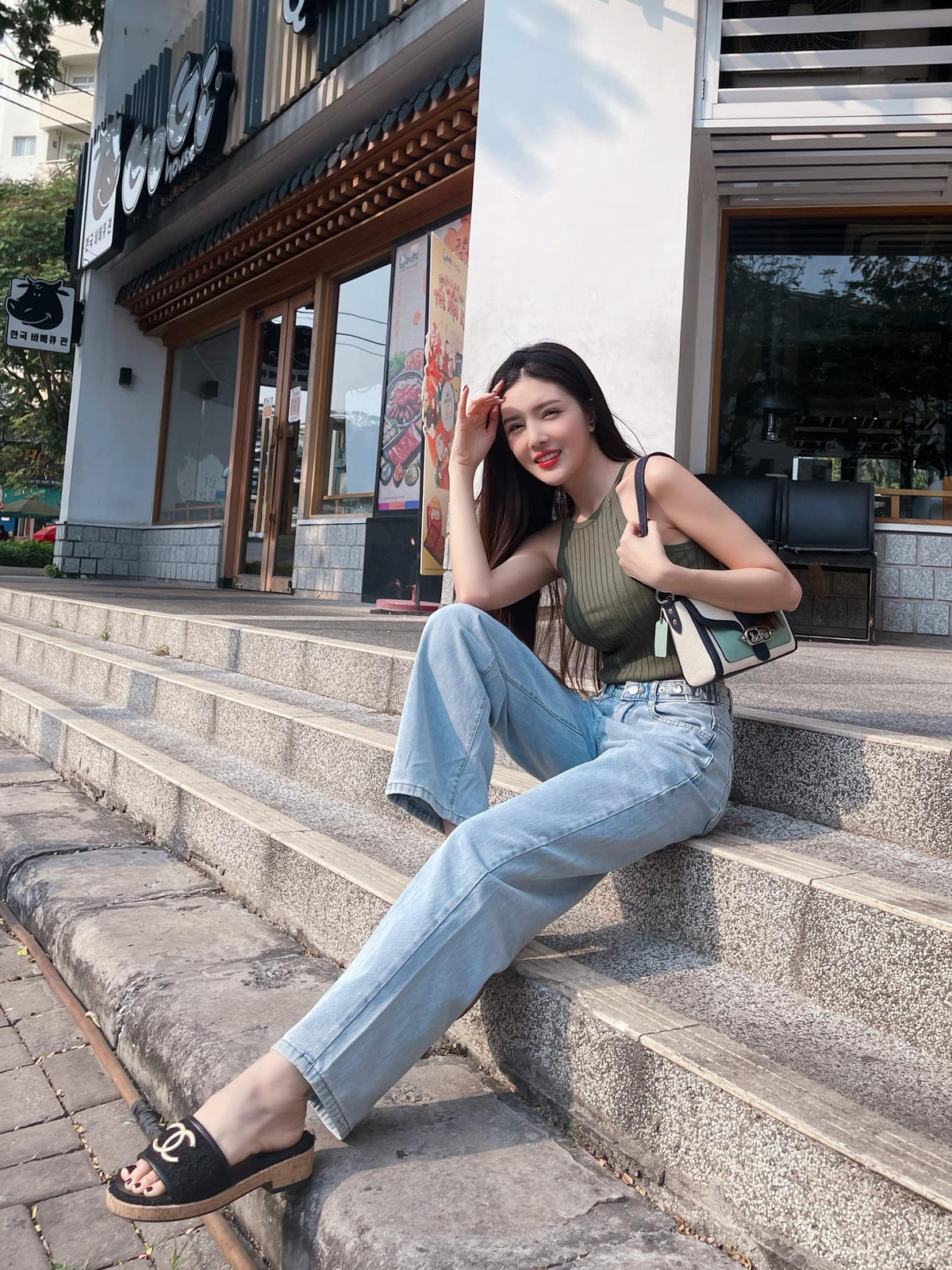 Nhan sắc cô nàng không hề lép vế so với những hot girl mới nổi. Ảnh: FBNV