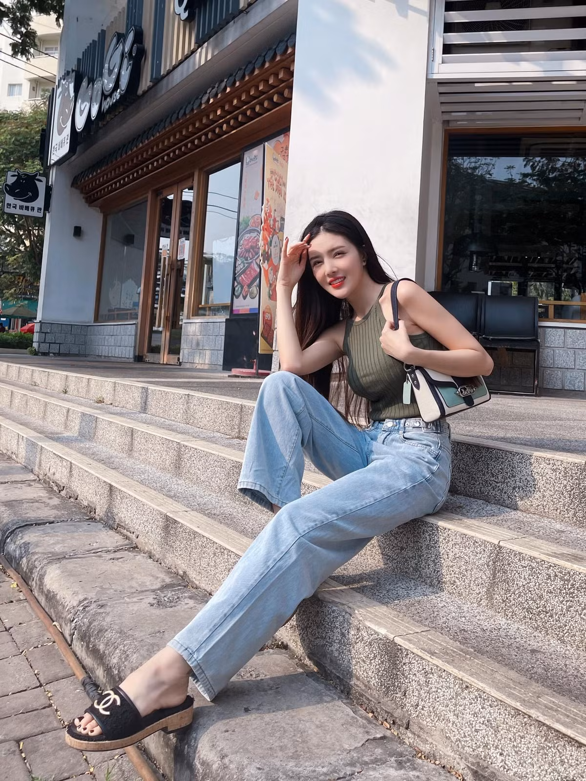 Nhan sắc cô nàng không hề lép vế so với những hot girl mới nổi. Ảnh: FBNV