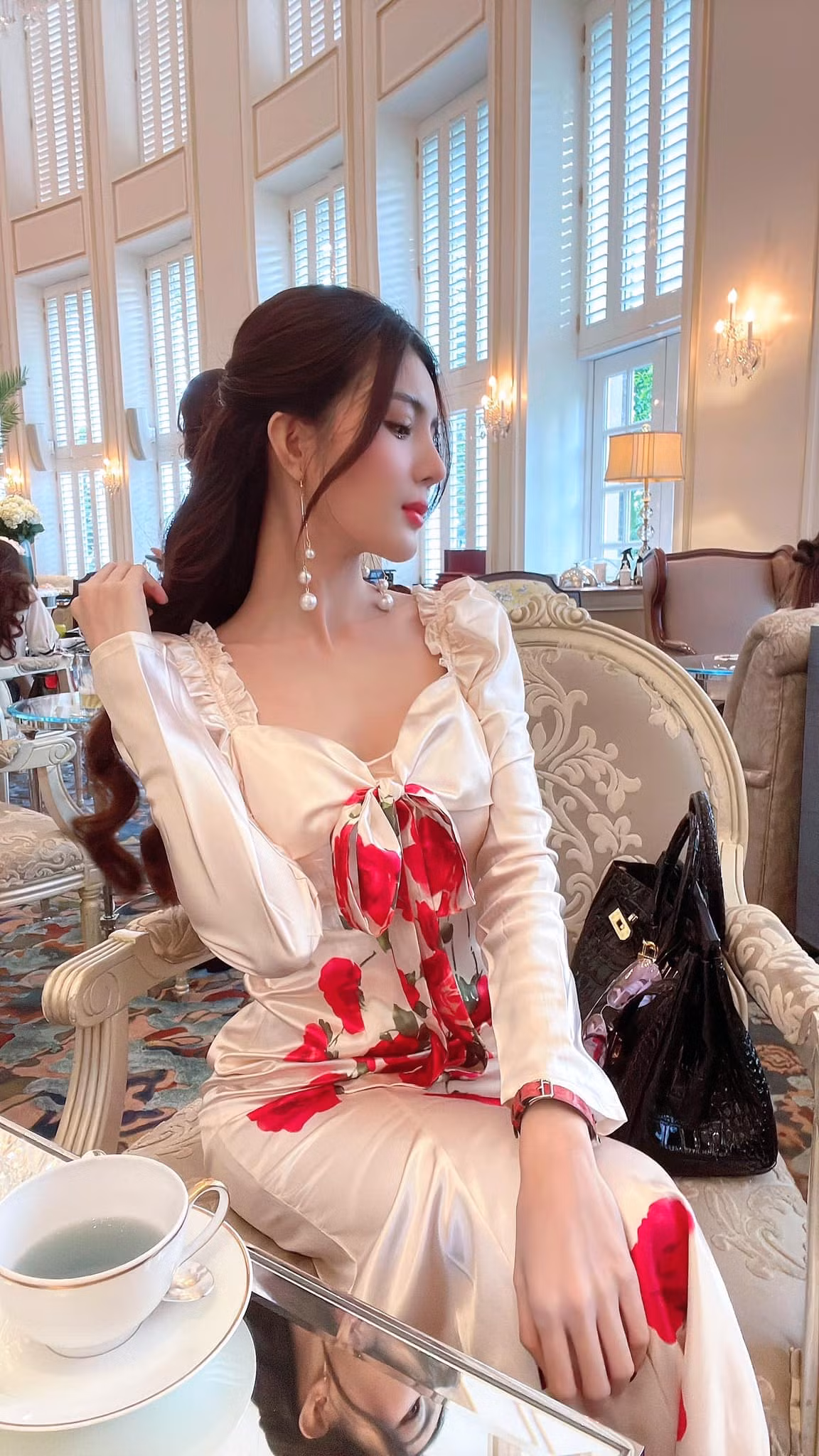 Dù không còn hoạt động showbiz nhưng Lilly Luta vẫn nhận được sự chú ý của người hâm mộ, cộng đồng mạng bởi dung mạo xinh đẹp.