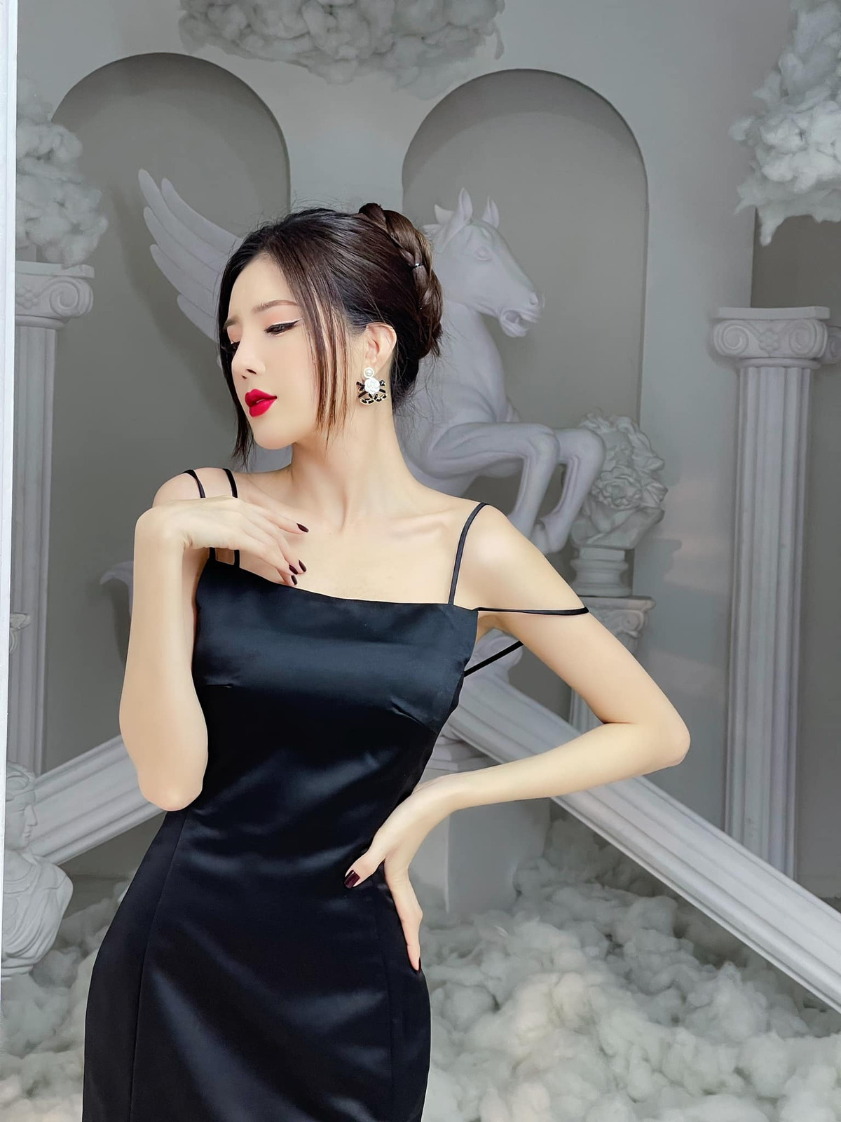  Hot girl Lilly Luta tên thật là Nguyễn Thị Lượm, gây chú ý với gương mặt xinh như búp bê. Sau này cô còn đoạt giải nữ sinh có gương mặt khả ái nhất cuộc thi Miss Ngôi sao 2012.