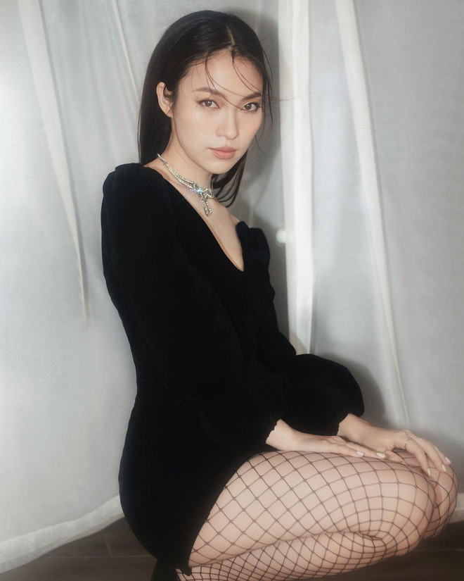 Khác với phong cách kín đáo thường thấy, lần này "hot girl 7 thứ tiếng" lựa chọn style quyến rũ với chiếc váy trễ vai.