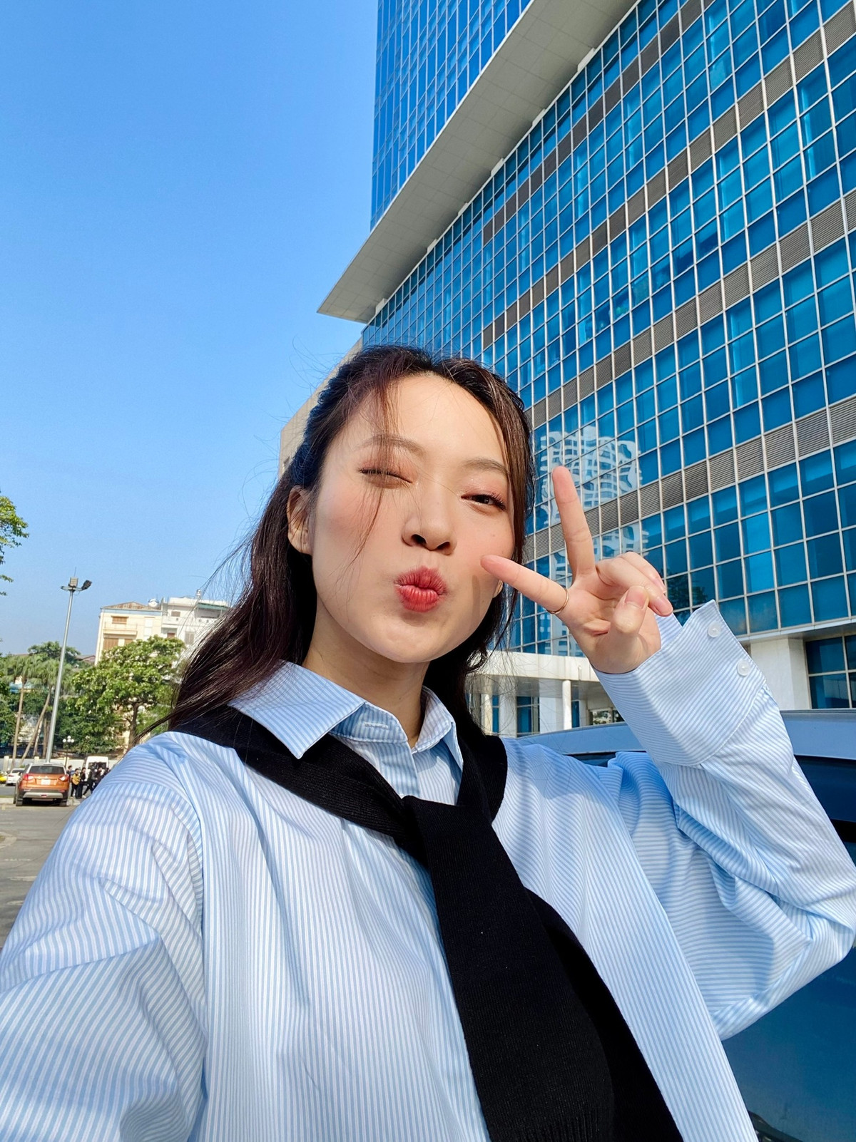 Ngoài việc giỏi giang, có nhiều tài năng, hot girl Khánh Vy còn khiến nhiều người thích thú vì lan toả năng lượng tích cực, yêu bản thân và ngày càng xinh đẹp, trưởng thành hơn.