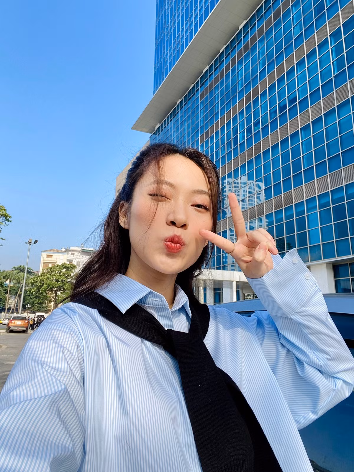 Ngoài việc giỏi giang, có nhiều tài năng, hot girl Khánh Vy còn khiến nhiều người thích thú vì lan toả năng lượng tích cực, yêu bản thân và ngày càng xinh đẹp, trưởng thành hơn.