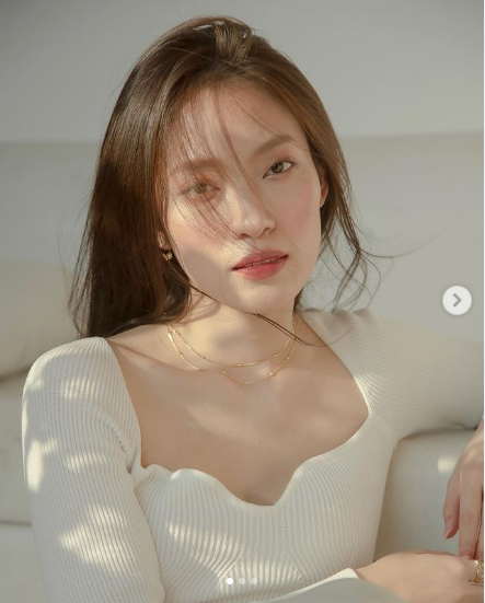 Nổi tiếng trong giới trẻ, nhiều cơ hội mới cũng mở ra với nữ sinh xinh đẹp, học giỏi, hiện là sinh viên của Học viện Ngoại giao.