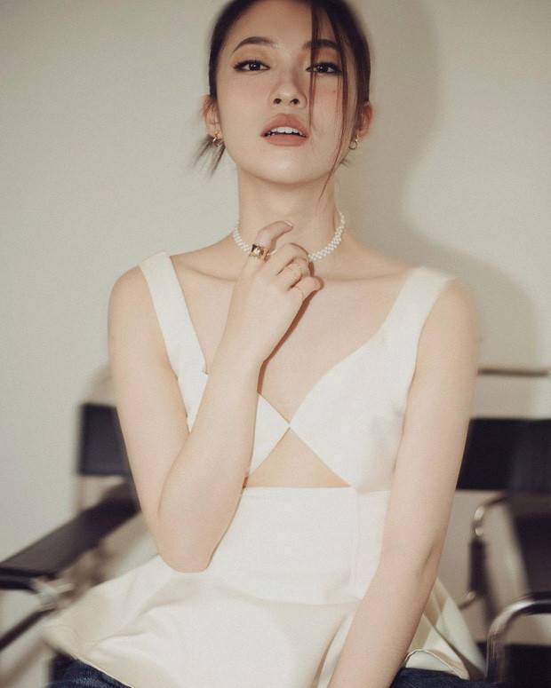 So với bình thường và với hồi mới nổi tiếng vì clip "bắn" 7 thứ tiếng, trông cô nàng sắc sảo hơn rất nhiều lần.