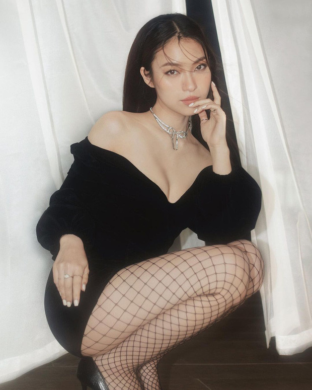 Mới đây, Khánh Vy khiến nhiều người bất ngờ khi "lột xác" trong loạt ảnh mới, hoàn toàn khác xa với hình ảnh thường thấy của cô nàng.