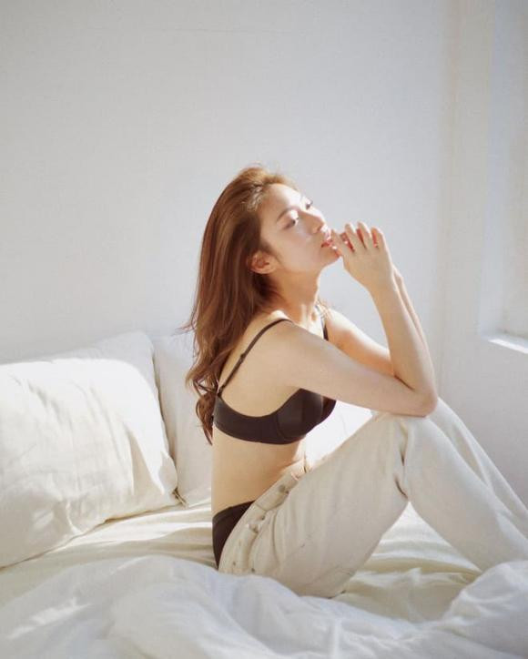 Một số bình luận để lại thể hiện sự bất ngờ, không nhận ra "hot girl 7 thứ tiếng" năm nào: "Cứ tưởng mình lướt nhầm vào bạn model nào", "Không nhận ra Khánh Vy luôn",...