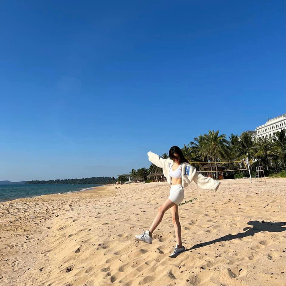 Linh Ka khoe đôi chân nuột nà khi diện váy ngắn nhưng có người nhận xét cô đang bị gầy quá mức.