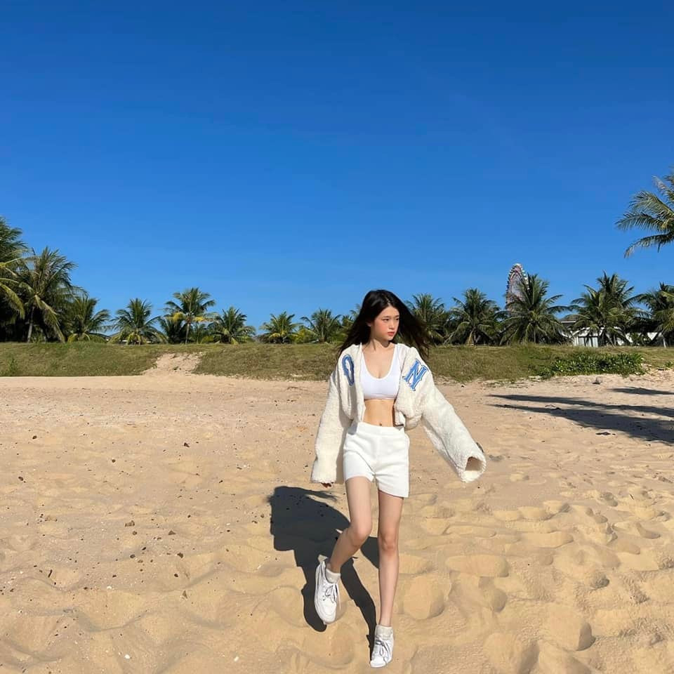 Bên cạnh những lời khen xinh đẹp cũng có người lên tiếng rằng Linh Ka hiện tại đang quá gầy, đôi chân khẳng khiu, "gầy quá chị ơi" - có cư dân mạng lên tiếng.