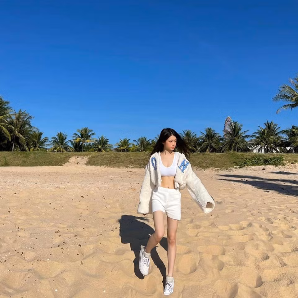 Bên cạnh những lời khen xinh đẹp cũng có người lên tiếng rằng Linh Ka hiện tại đang quá gầy, đôi chân khẳng khiu, "gầy quá chị ơi" - có cư dân mạng lên tiếng.