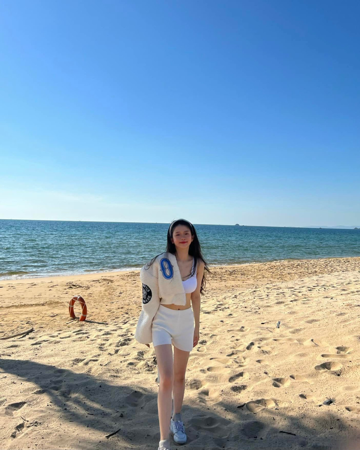 Mới đây trên Instagram cá nhân, hot girl 2K chia sẻ loạt hình ảnh tạo dáng bên bãi biển, nhận được nhiều lời khen với vẻ ngoài trưởng thành.