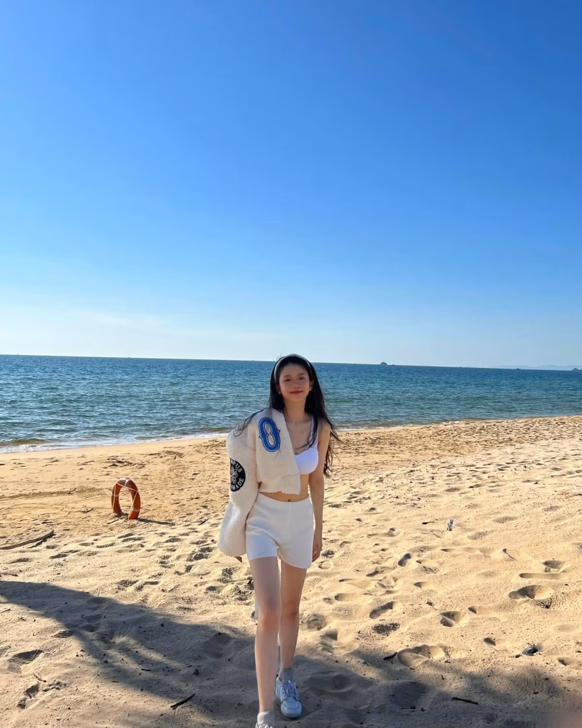 Mới đây trên Instagram cá nhân, hot girl 2K chia sẻ loạt hình ảnh tạo dáng bên bãi biển, nhận được nhiều lời khen với vẻ ngoài trưởng thành.