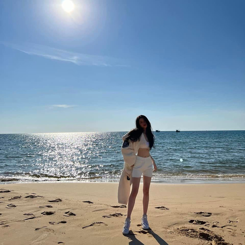 Hot girl 10X từng tiết lộ, cô tập đa dạng các bộ môn từ gym, yoga đến nhảy, Muay Thái để giữ vóc dáng săn chắc.