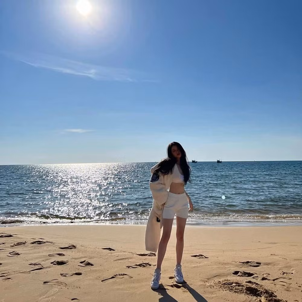 Hot girl 10X từng tiết lộ, cô tập đa dạng các bộ môn từ gym, yoga đến nhảy, Muay Thái để giữ vóc dáng săn chắc.