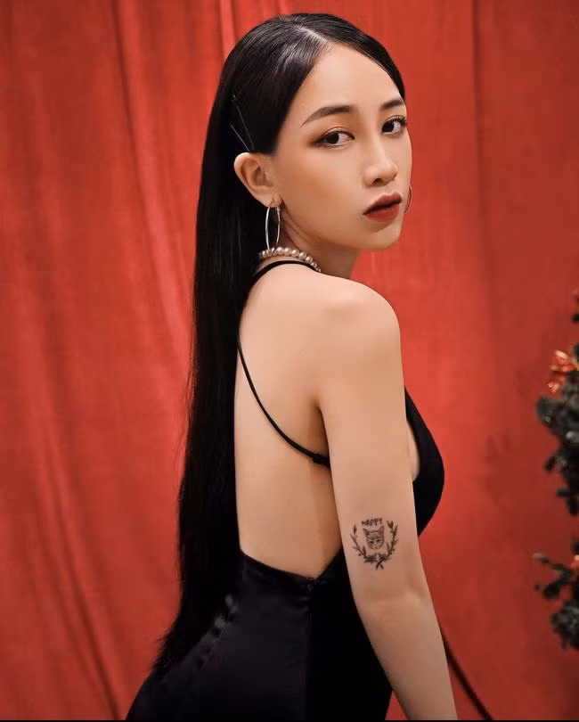 Mới đây nhất, Joyce Phạm chia sẻ bộ ảnh khoe dáng gợi cảm khiến nhiều người phải kinh ngạc.