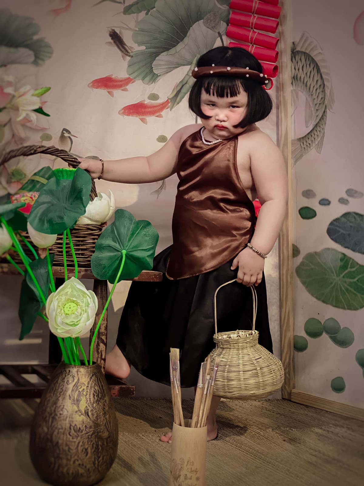 Mạng xã hội mới đây xuất hiện bộ ảnh đón Tết của một bé gái vô cùng đáng yêu. Tâm điểm chú ý trong loạt ảnh này chính là biểu cảm sinh động, "khó đỡ" của cô bé khiến cư dân mạng “phát cuồng”.