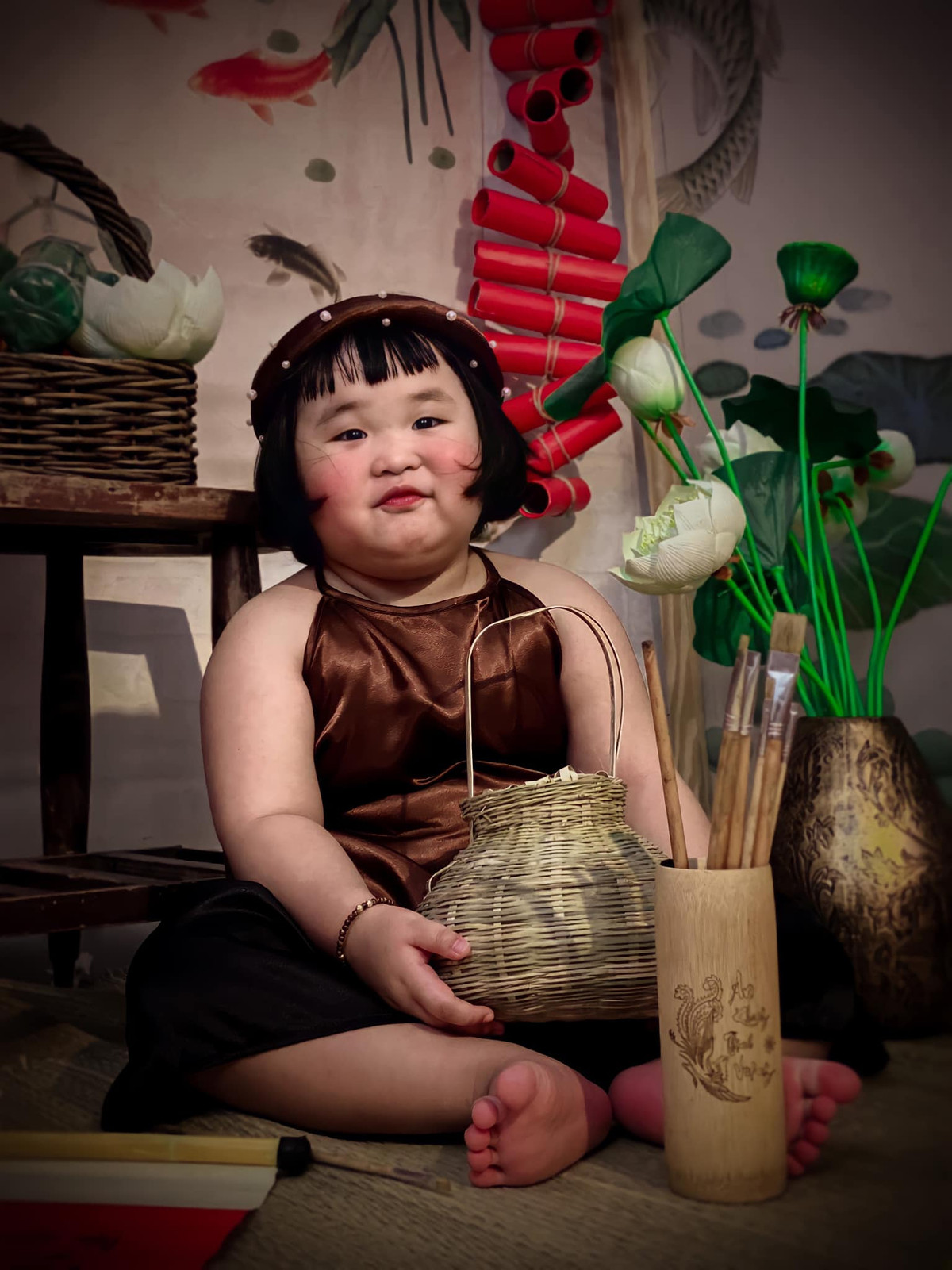 Đặc biệt, biểu cảm của nhóc tì này mới là tâm điểm chú ý của cư dân mạng. Ai nấy đều không khỏi nhịn cười trước loạt tạo dáng đáng yêu của em.