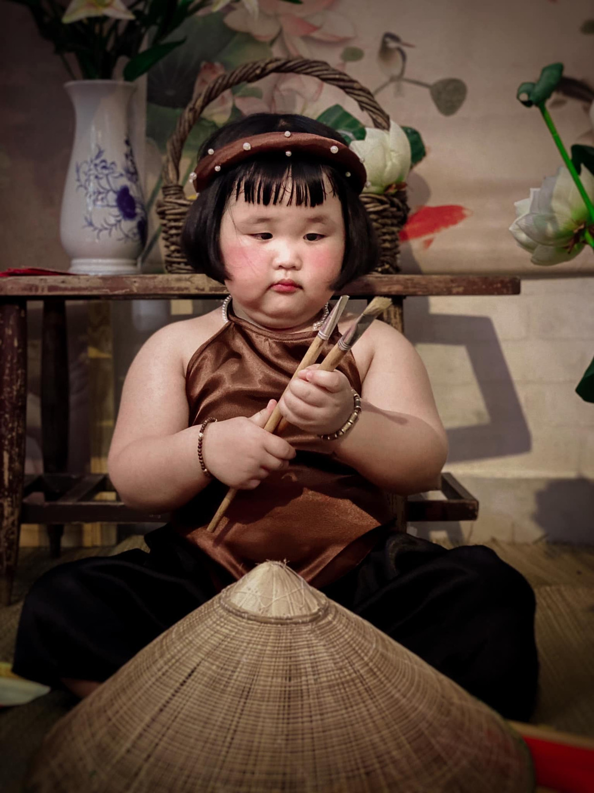 Bé gái trông vô cùng đáng yêu khi sở hữu khuôn mặt mũm mĩm, làn da trắng cùng mái tóc “ngố tàu”.