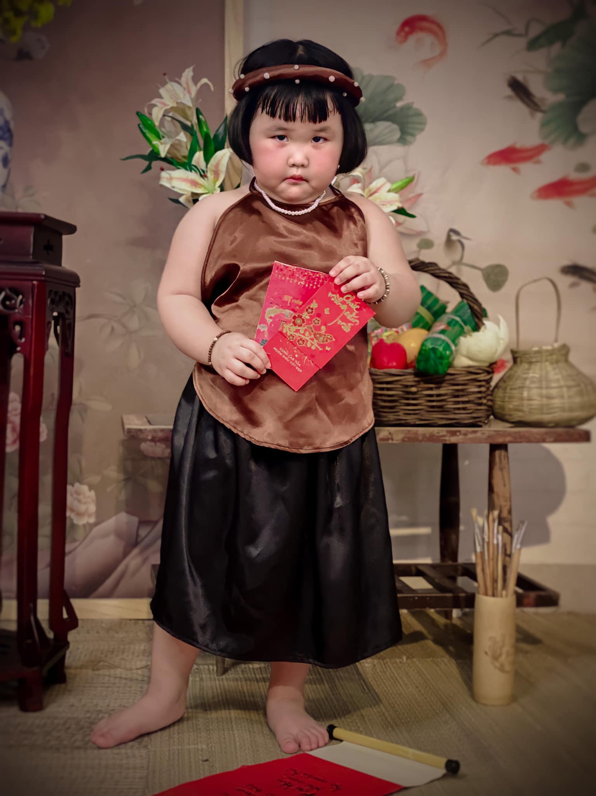 Bên cạnh những bộ ảnh của con trẻ vô cùng đáng yêu, xinh đẹp thì xuất hiện không ít bộ ảnh Tết "khó đỡ", “cười chảy nước mắt” ra đời, và em bé dưới đây là một ví dụ.